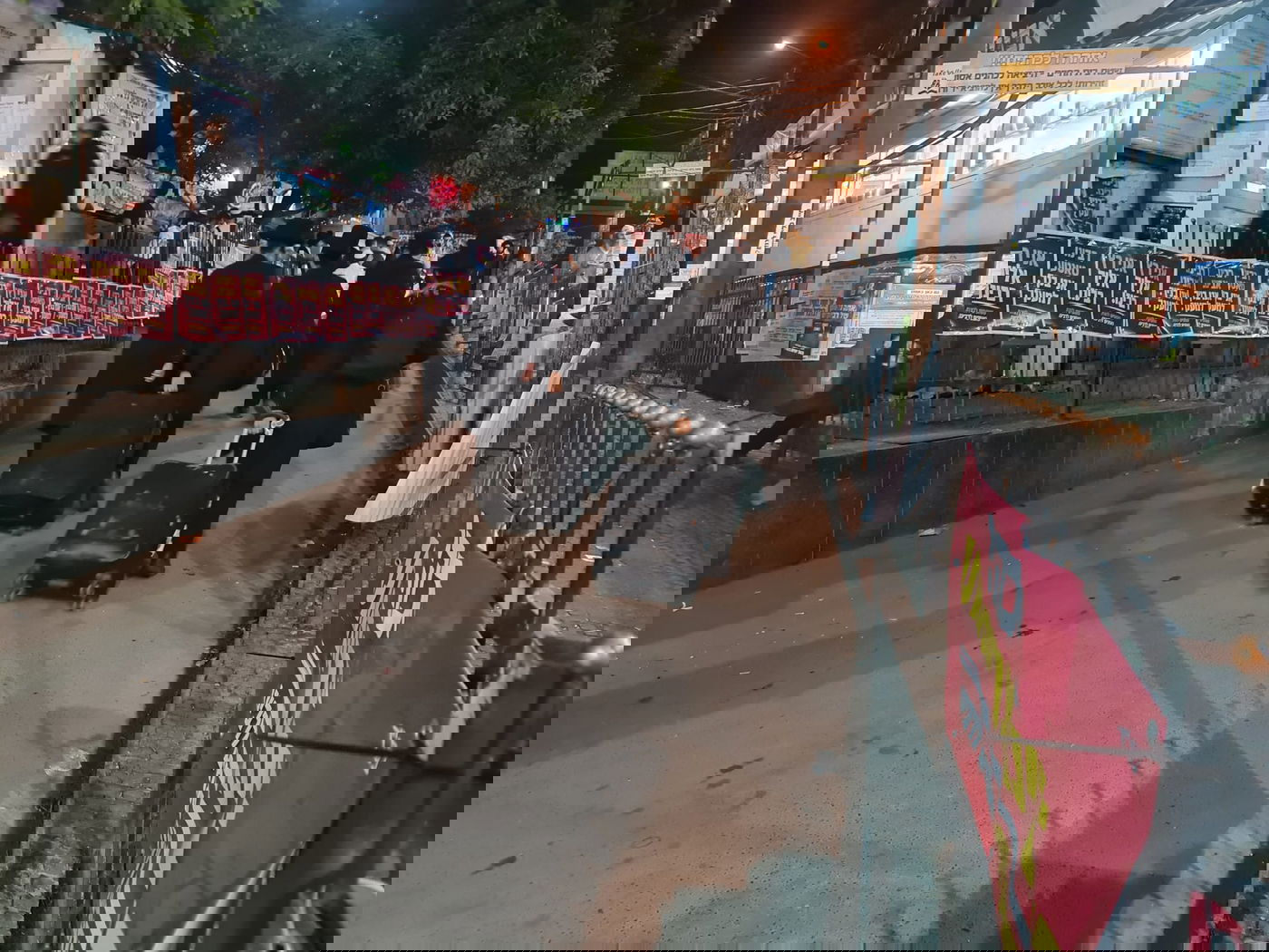 בשעות הלילה: המונים מגיעים לעיירה אומן