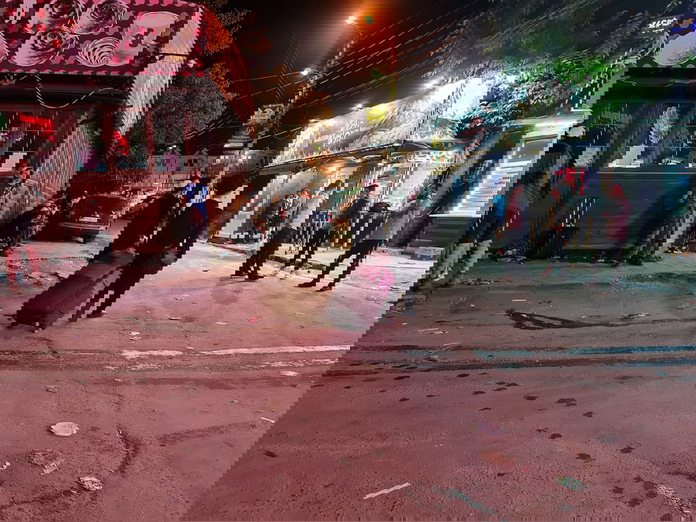 בשעות הלילה: המונים מגיעים לעיירה אומן