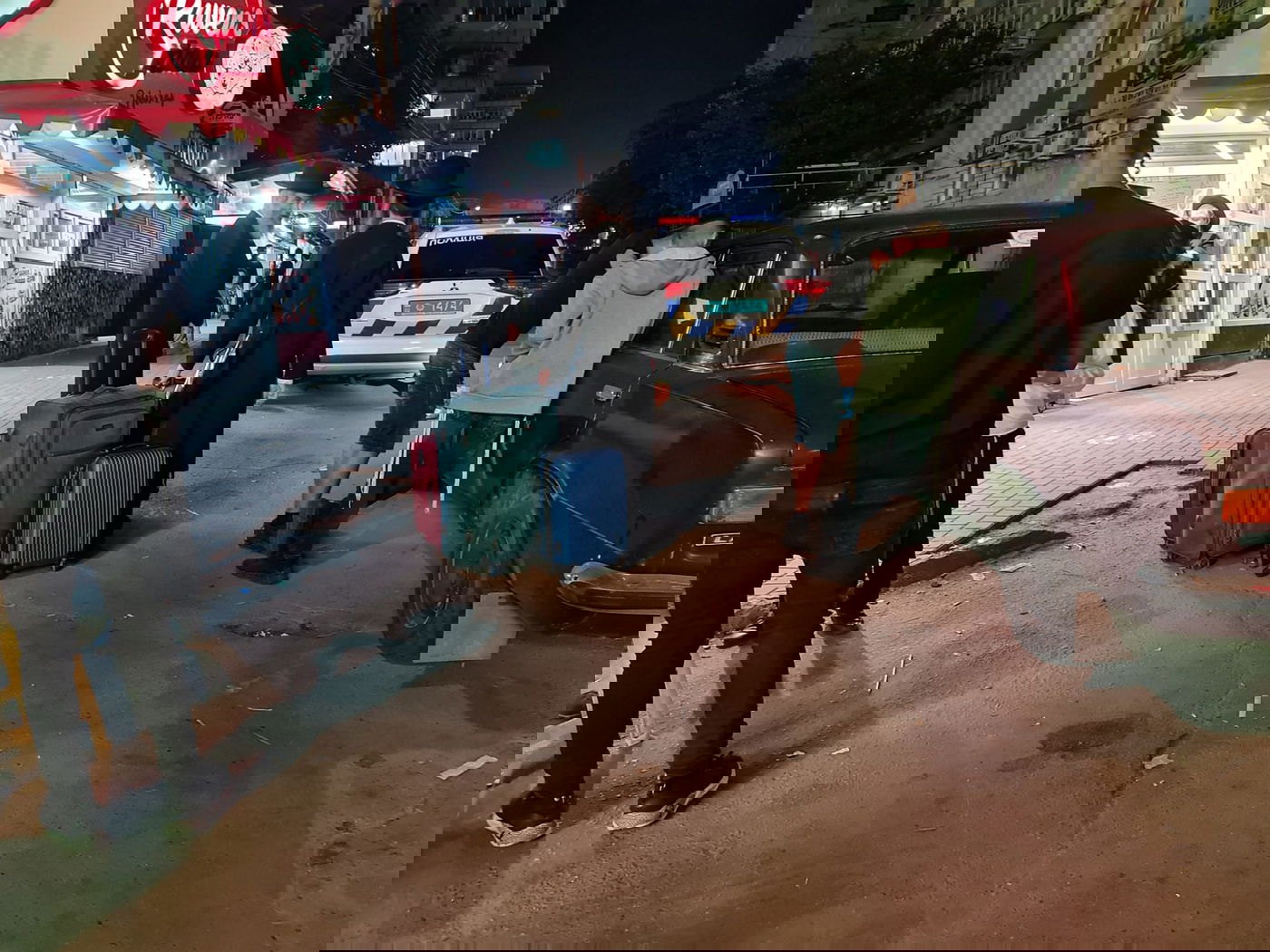 בשעות הלילה: המונים מגיעים לעיירה אומן