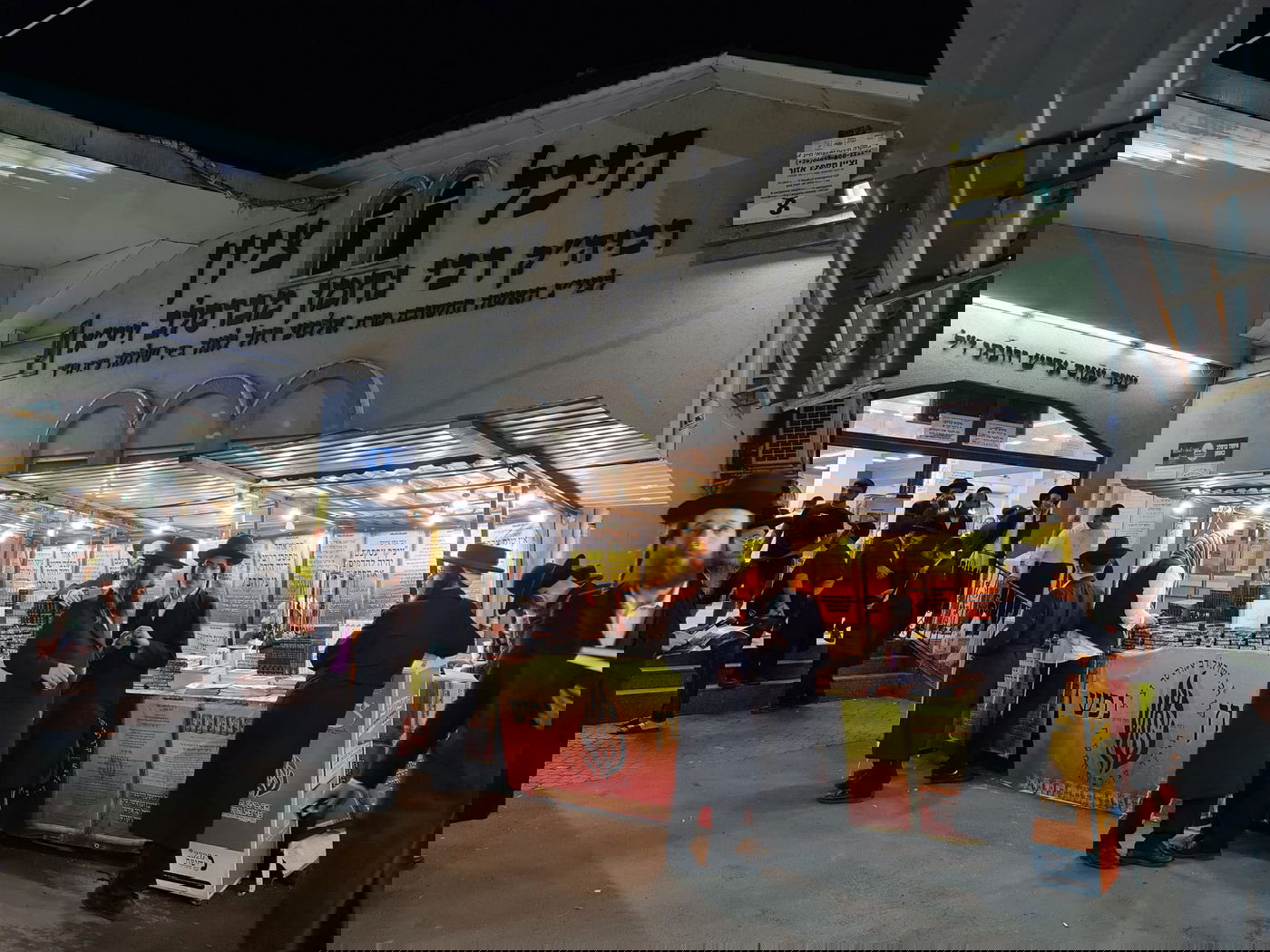 בשעות הלילה: המונים מגיעים לעיירה אומן