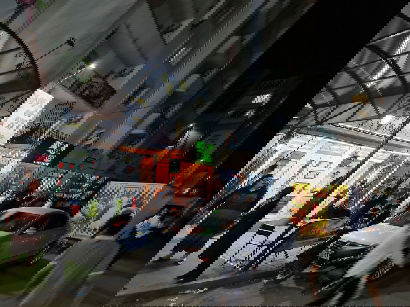 בשעות הלילה: המונים מגיעים לעיירה אומן