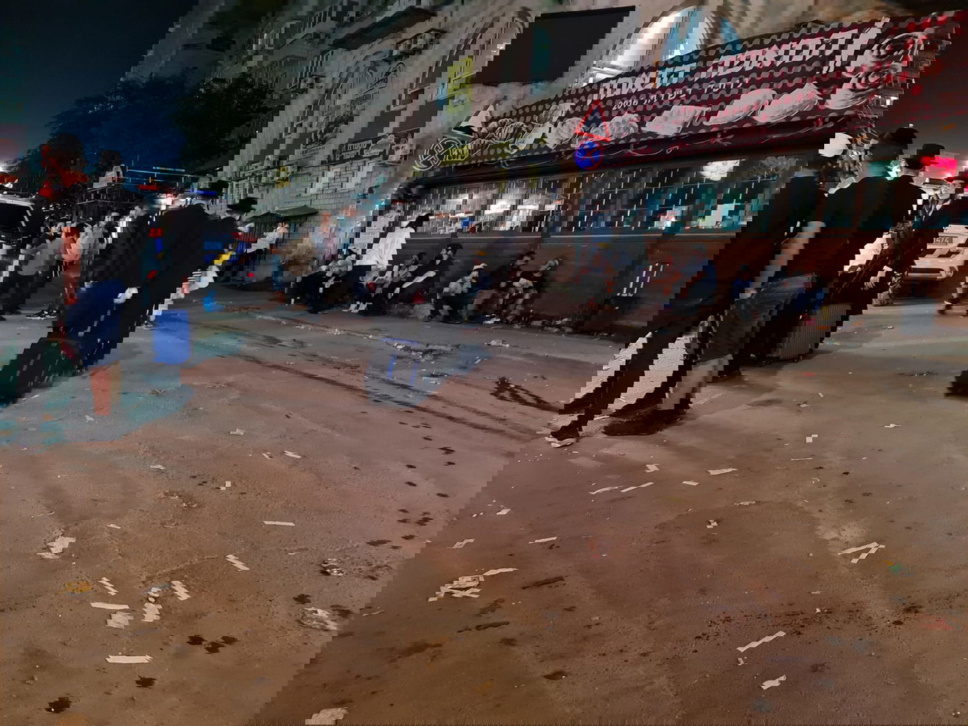 בשעות הלילה: המונים מגיעים לעיירה אומן