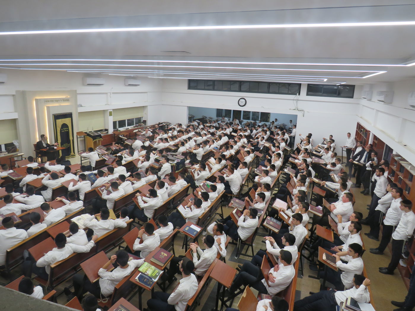 המשפיע ר' מיילך בידרמן ריגש וראש הישיבה פרץ בבכי • צפו