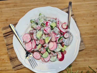 לא תרגישו שזה בריא: סלט צנון, מלפפון וקבנוס עם רוטב מפתיע