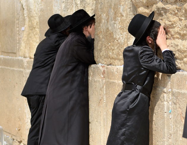 עמותת "בית חם", בהובלתו של הרב אריה מונק, מעניקה סיוע על בסיס יומי לאלפי נפגעי ונפגעות נפש, נפגעי ונפגעות פגיעות במשפחה