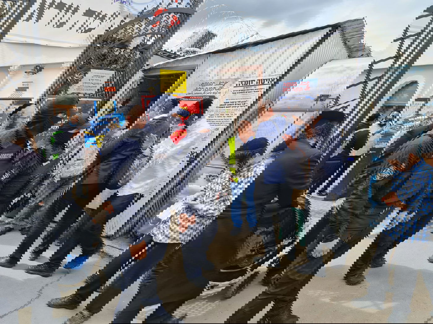 כך המשטרה באומן אוכפת מסכות • תיעוד