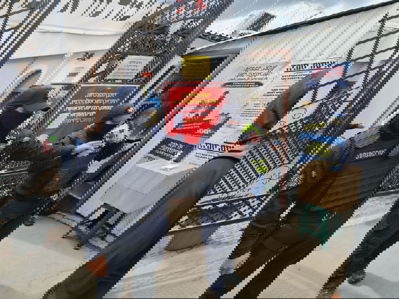 כך המשטרה באומן אוכפת מסכות • תיעוד