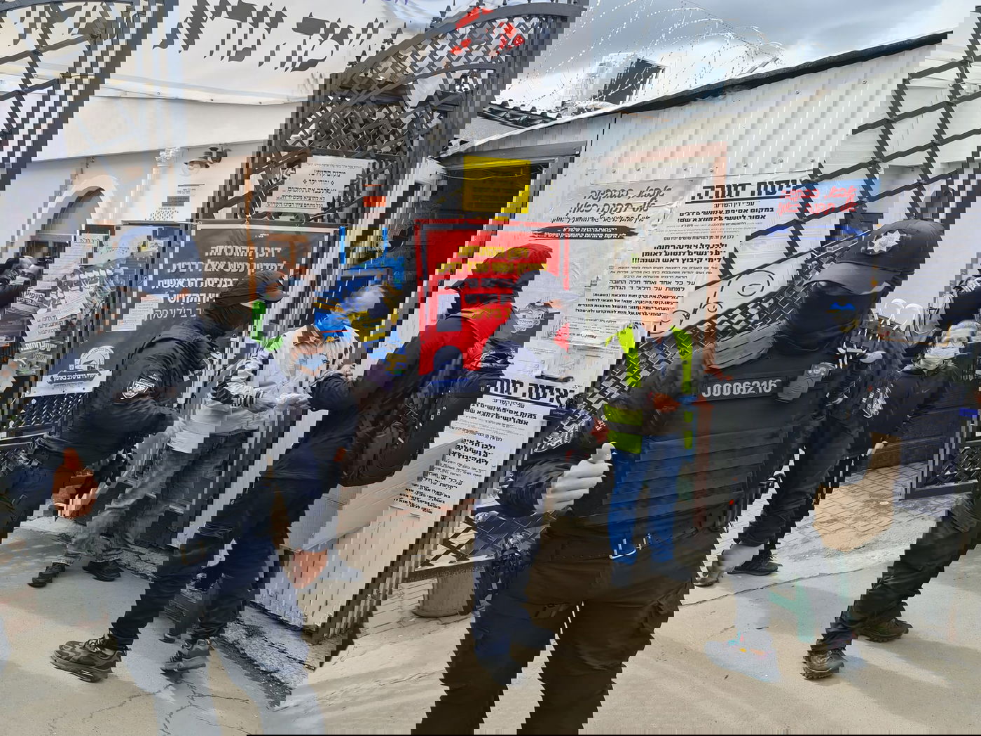 כך המשטרה באומן אוכפת מסכות • תיעוד