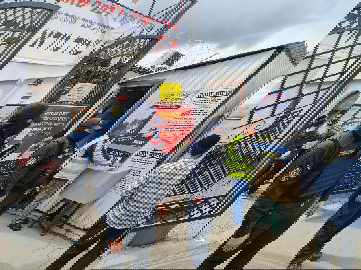 כך המשטרה באומן אוכפת מסכות • תיעוד