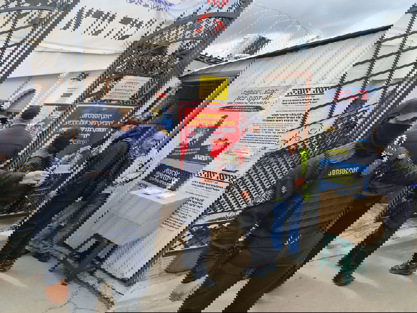 כך המשטרה באומן אוכפת מסכות • תיעוד