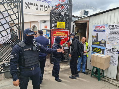 מחלקים מסכות