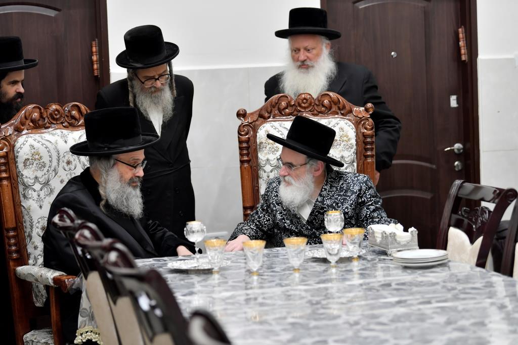 אדמו"רים ורבנים בביקור במעונו של האדמו"ר מויז'ניץ