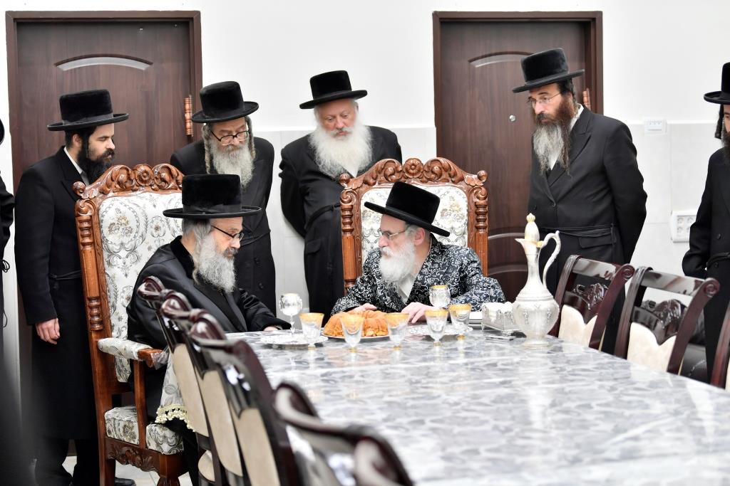 אדמו"רים ורבנים בביקור במעונו של האדמו"ר מויז'ניץ