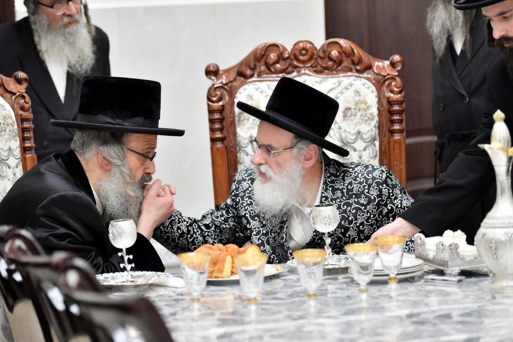 אדמו"רים ורבנים בביקור במעונו של האדמו"ר מויז'ניץ