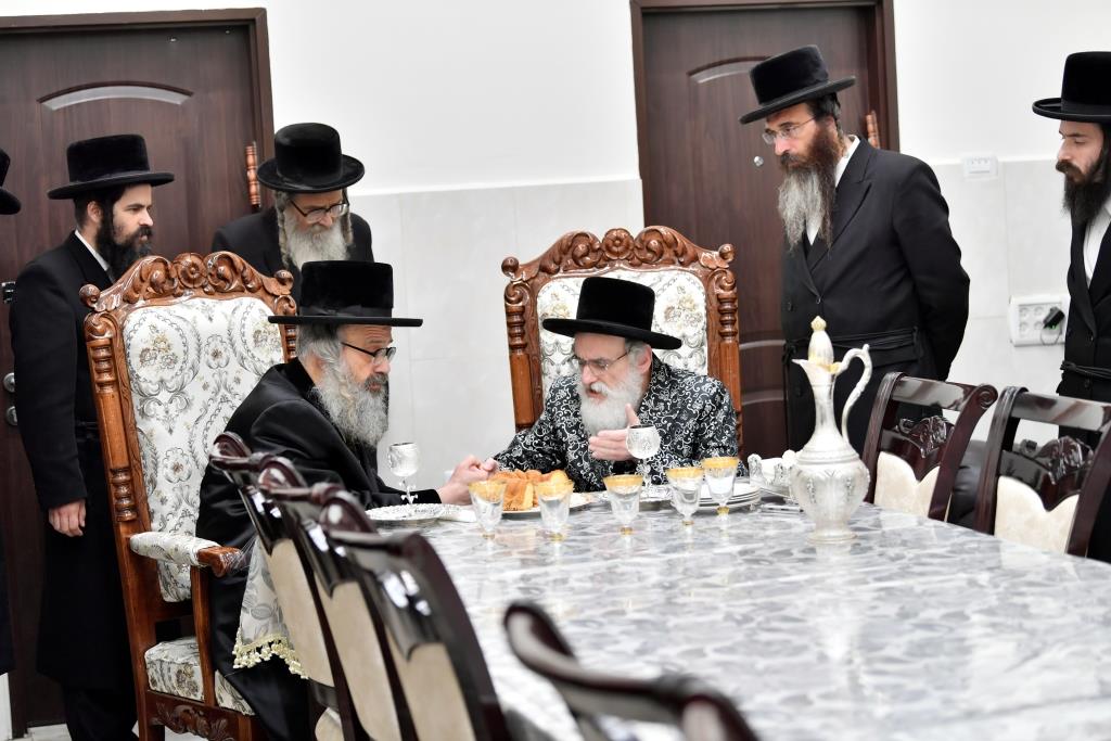 אדמו"רים ורבנים בביקור במעונו של האדמו"ר מויז'ניץ