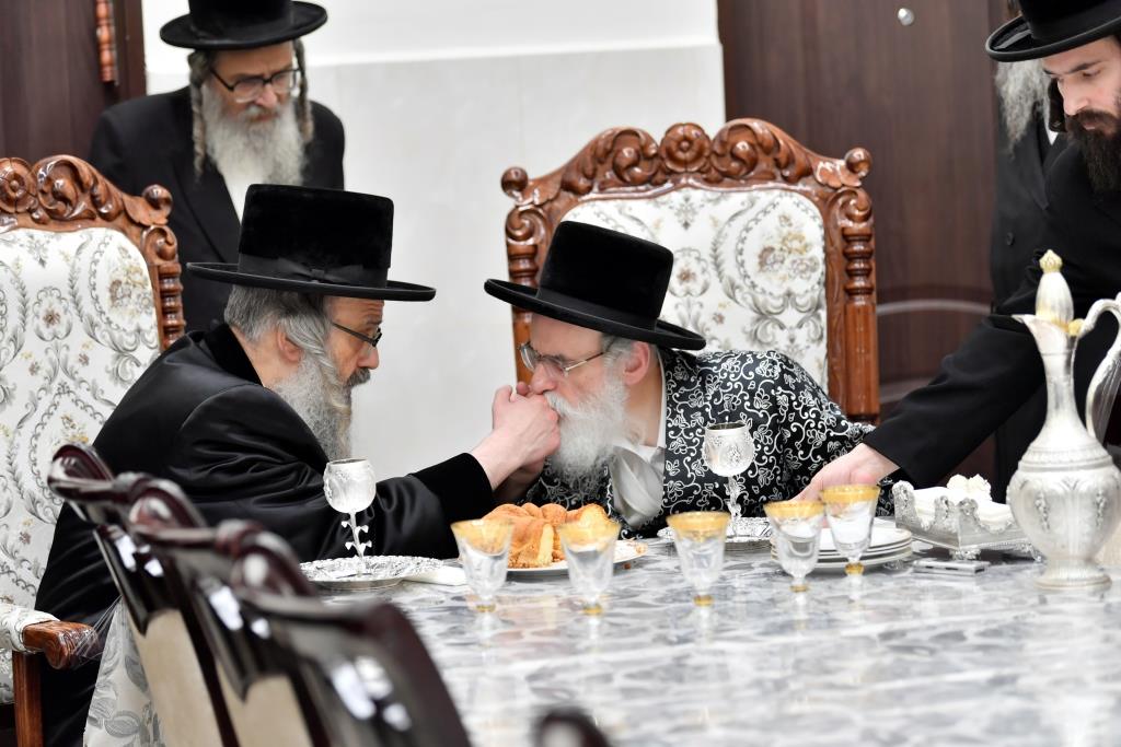 אדמו"רים ורבנים בביקור במעונו של האדמו"ר מויז'ניץ