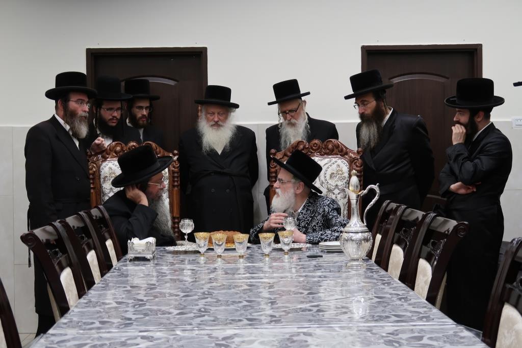 אדמו"רים ורבנים בביקור במעונו של האדמו"ר מויז'ניץ