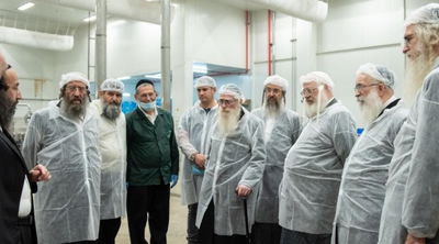 הרבנים והנהלת מערכת הכשרות יצאו לסיור בין מתקני המפעל ונכחו לראות מקרוב את ההידורים הרבים