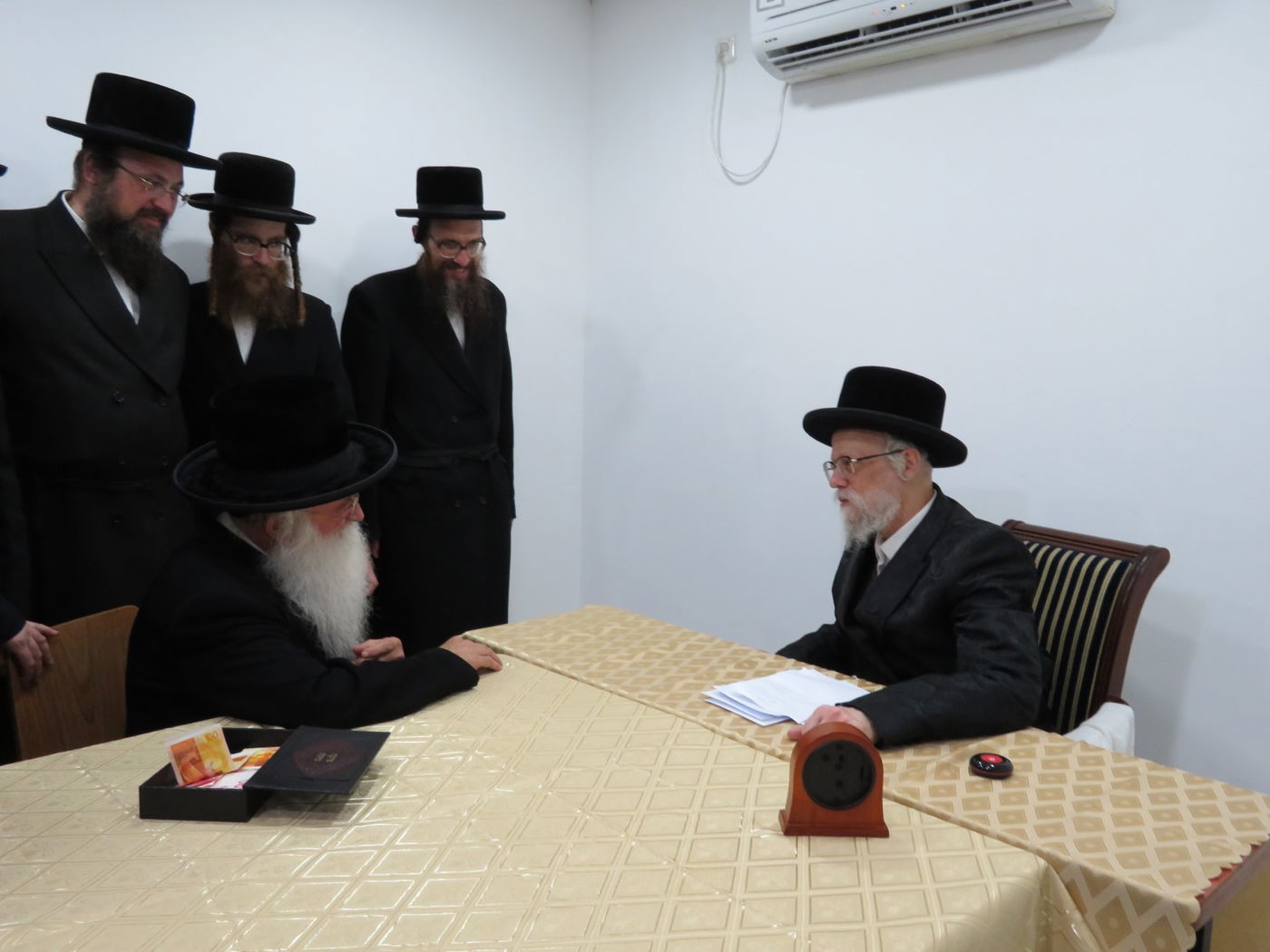 הרבי מסערט ויז'ניץ קיבל את חסידיו באלעד