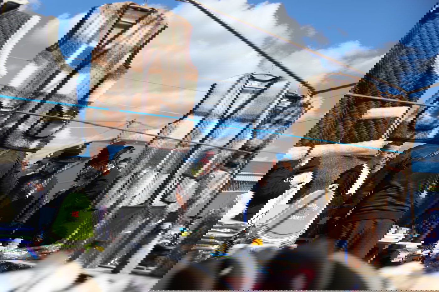 משדה התעופה אל השוק באומן • גלריה של ערב שבת