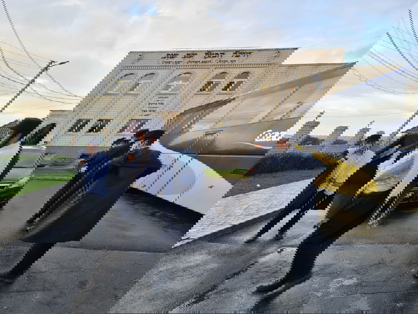 תיעוד: שאיבת המים ממעיין הבעל שם טוב