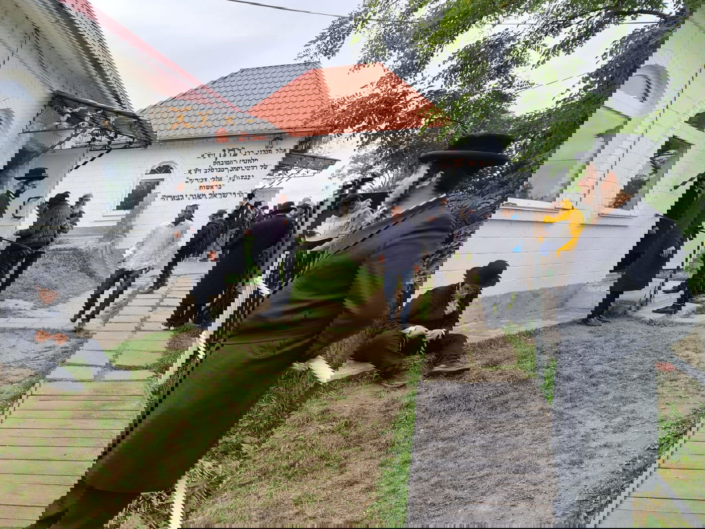 צפו: בדרך לאומן, עוצרים בקבר של רבי נתן