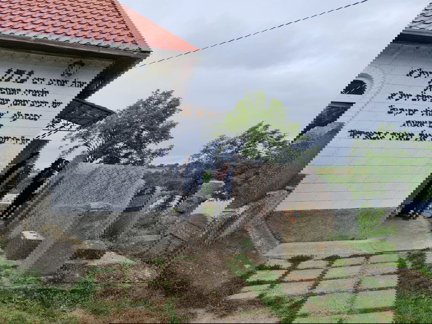 צפו: בדרך לאומן, עוצרים בקבר של רבי נתן