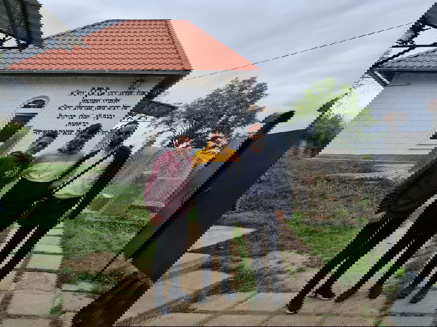 צפו: בדרך לאומן, עוצרים בקבר של רבי נתן