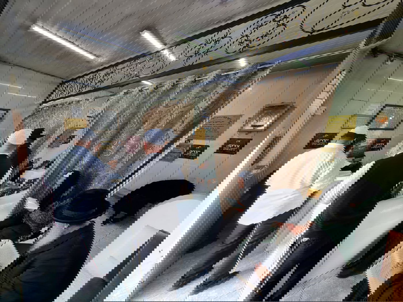 צפו: בדרך לאומן, עוצרים בקבר של רבי נתן