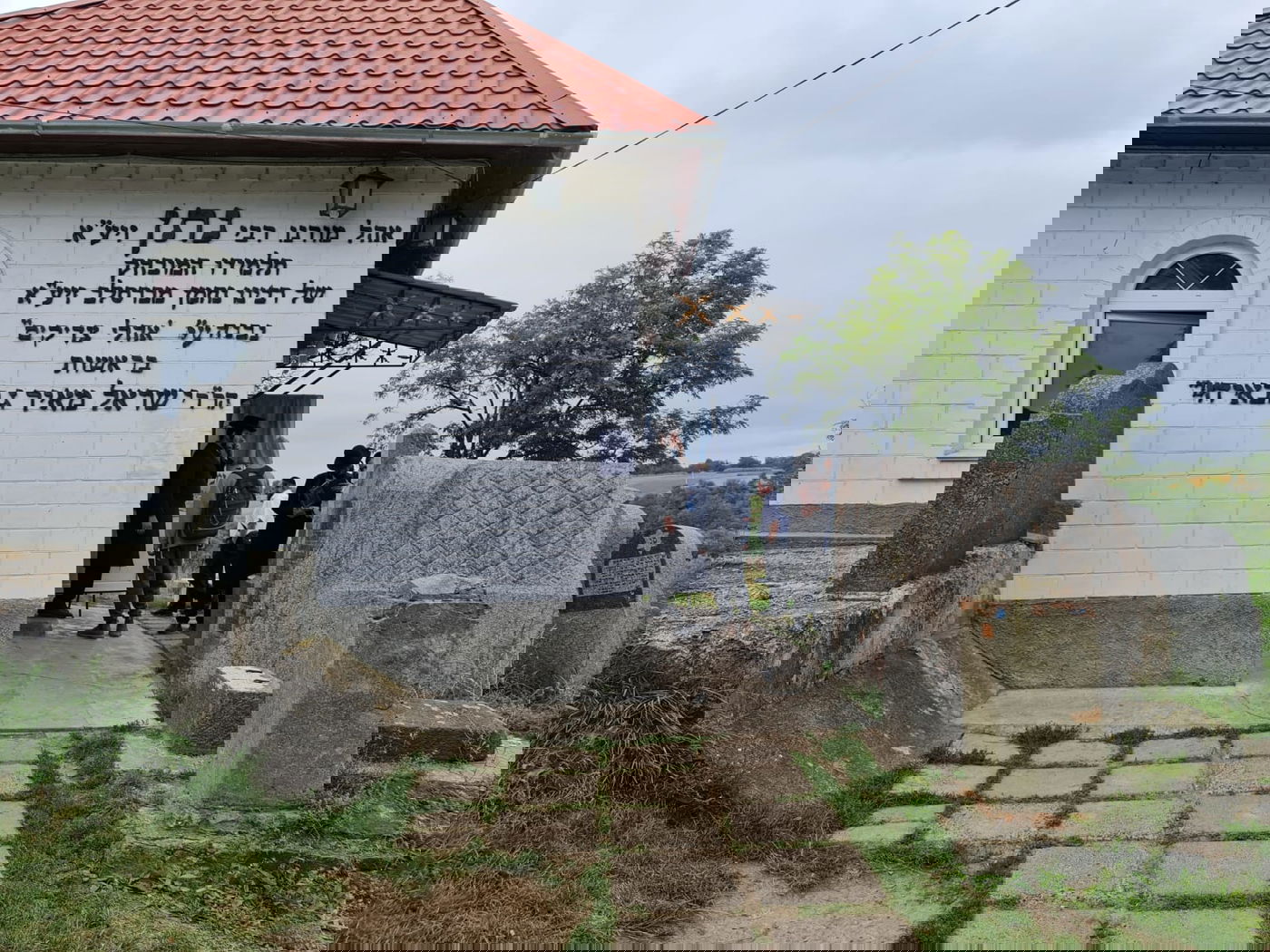 צפו: בדרך לאומן, עוצרים בקבר של רבי נתן