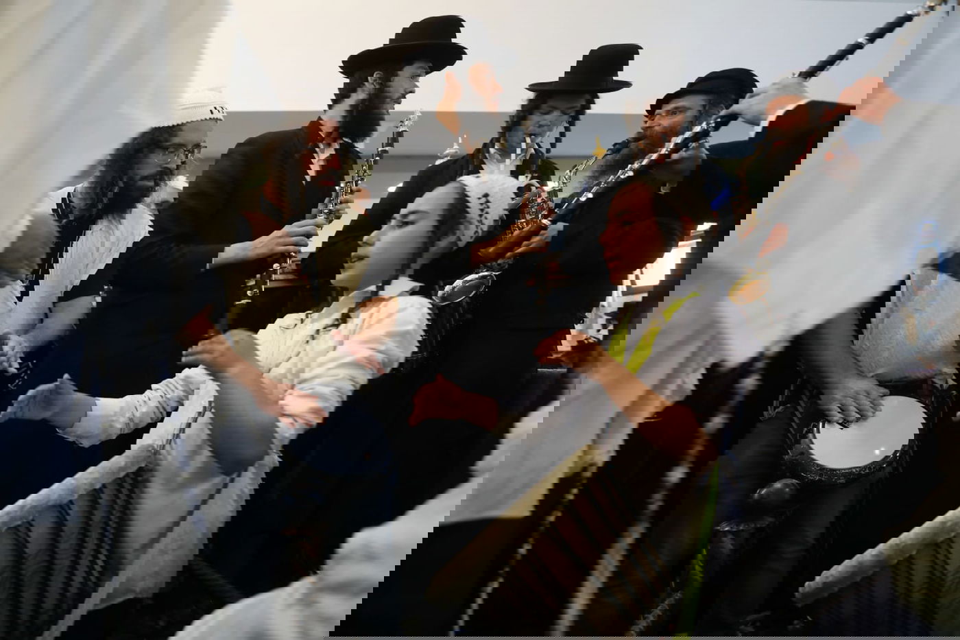 לאחר 'שחרית' בציון רבי נחמן: כלייזמרים וריקודים • צפו