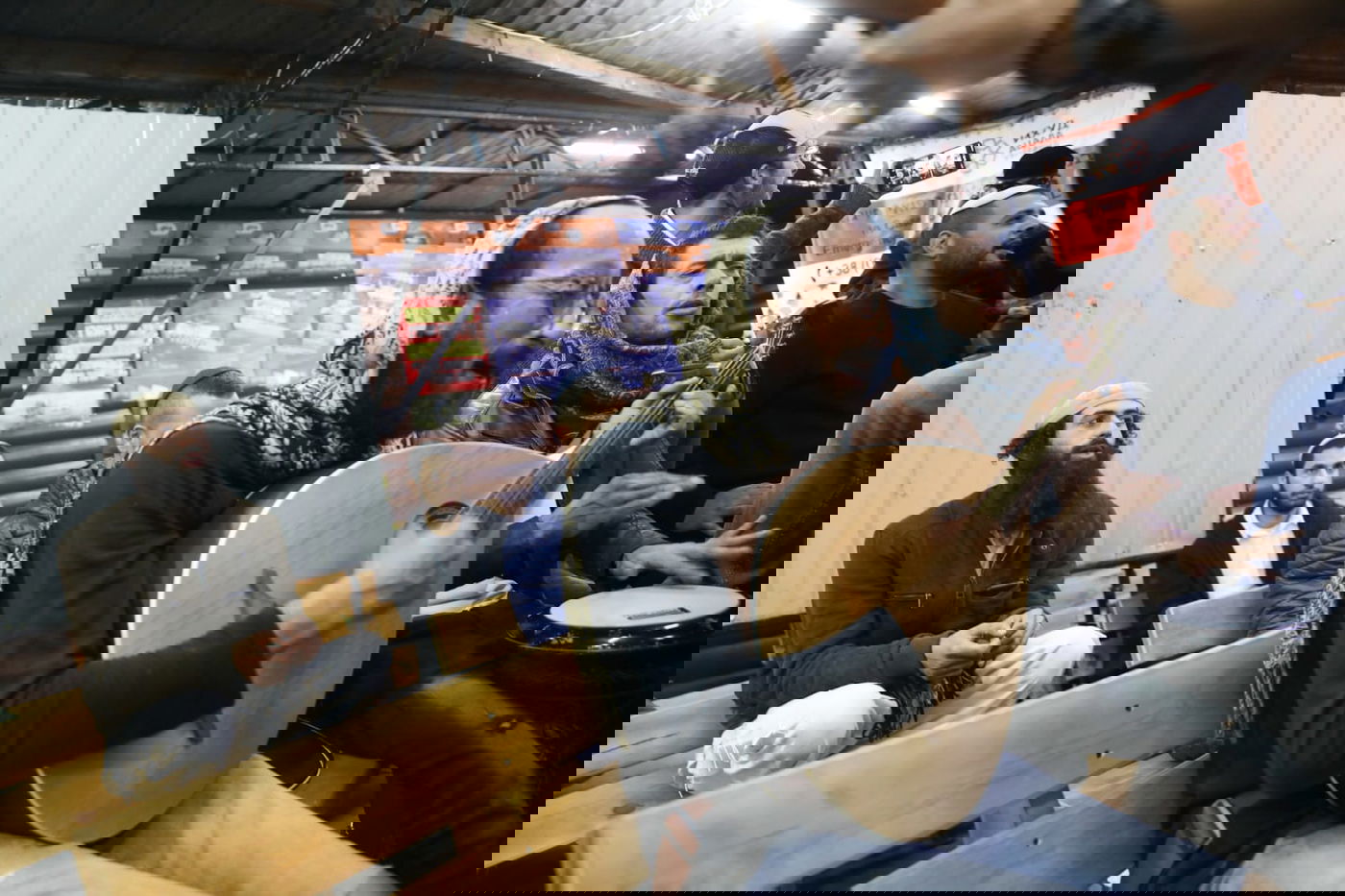 זה מה שקורה במוצאי שבת קודש ב... אומן