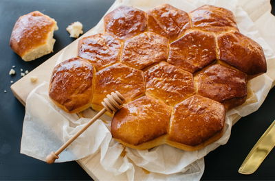 חלת דבש בצורת כוורת של קרן קדוש וחן קורן