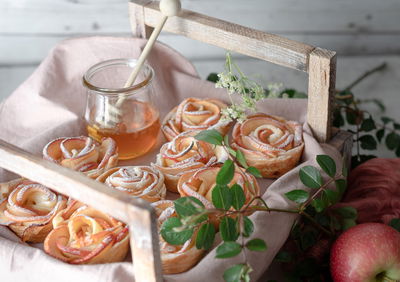 שושני תפוחים ובצק עלים