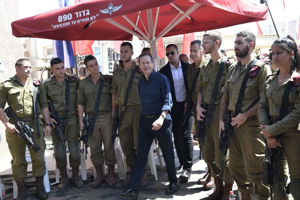 הרמטכ"ל על נוהל פתיחה באש: "יש לכם חופש פעולה להפעיל נשק כשיש סכנה"