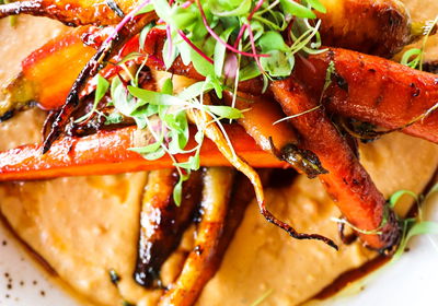 גזרים שלמים בתנור עם שאלוט ושומר