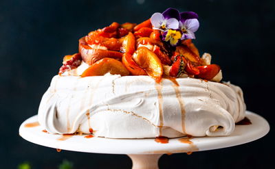 פבלובה עם אפרסקים ומשמשים מקורמלים