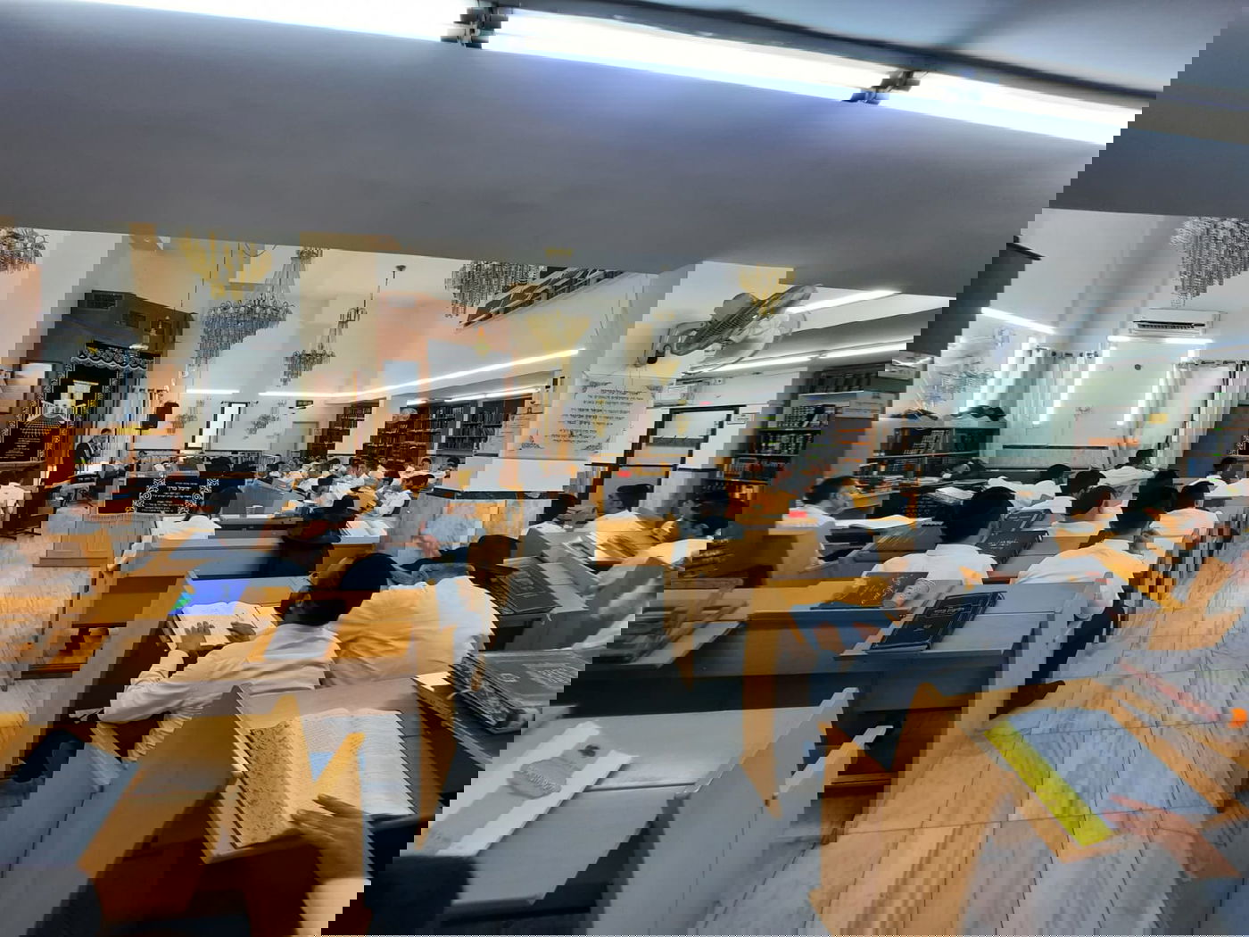 ערב החג: 160 אברכים התיישבו ללמוד • צפו