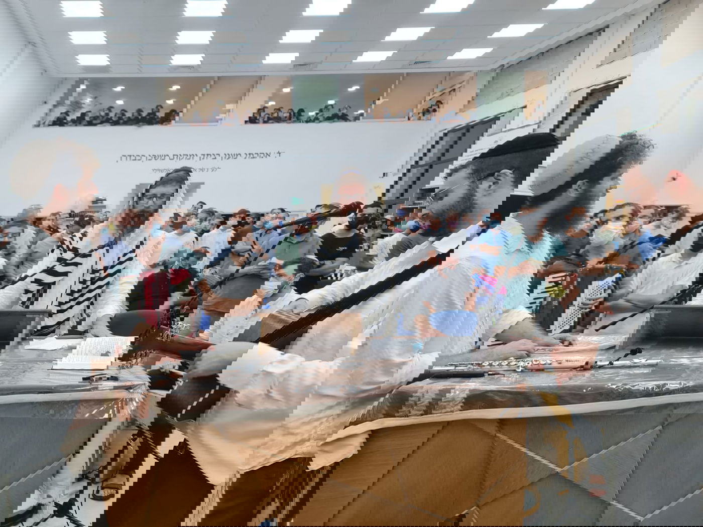 יצחק מאיר בסליחות במכינה שנשרפה בלוד