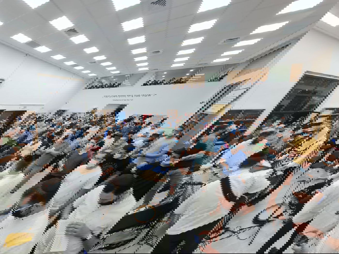 יצחק מאיר בסליחות במכינה שנשרפה בלוד