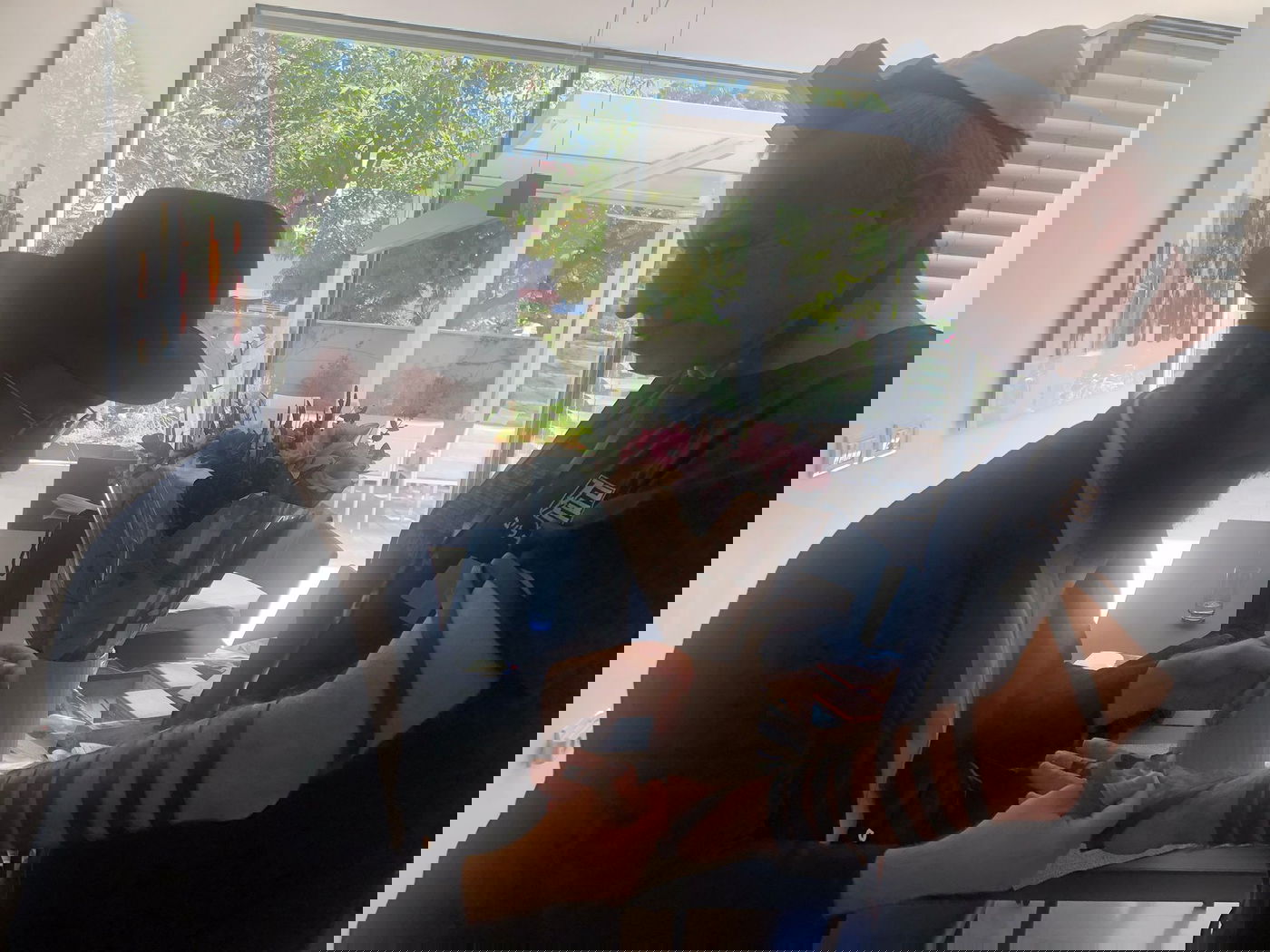 גנץ הניח תפילין; פרופ' אש קבע מזוזה בביתו