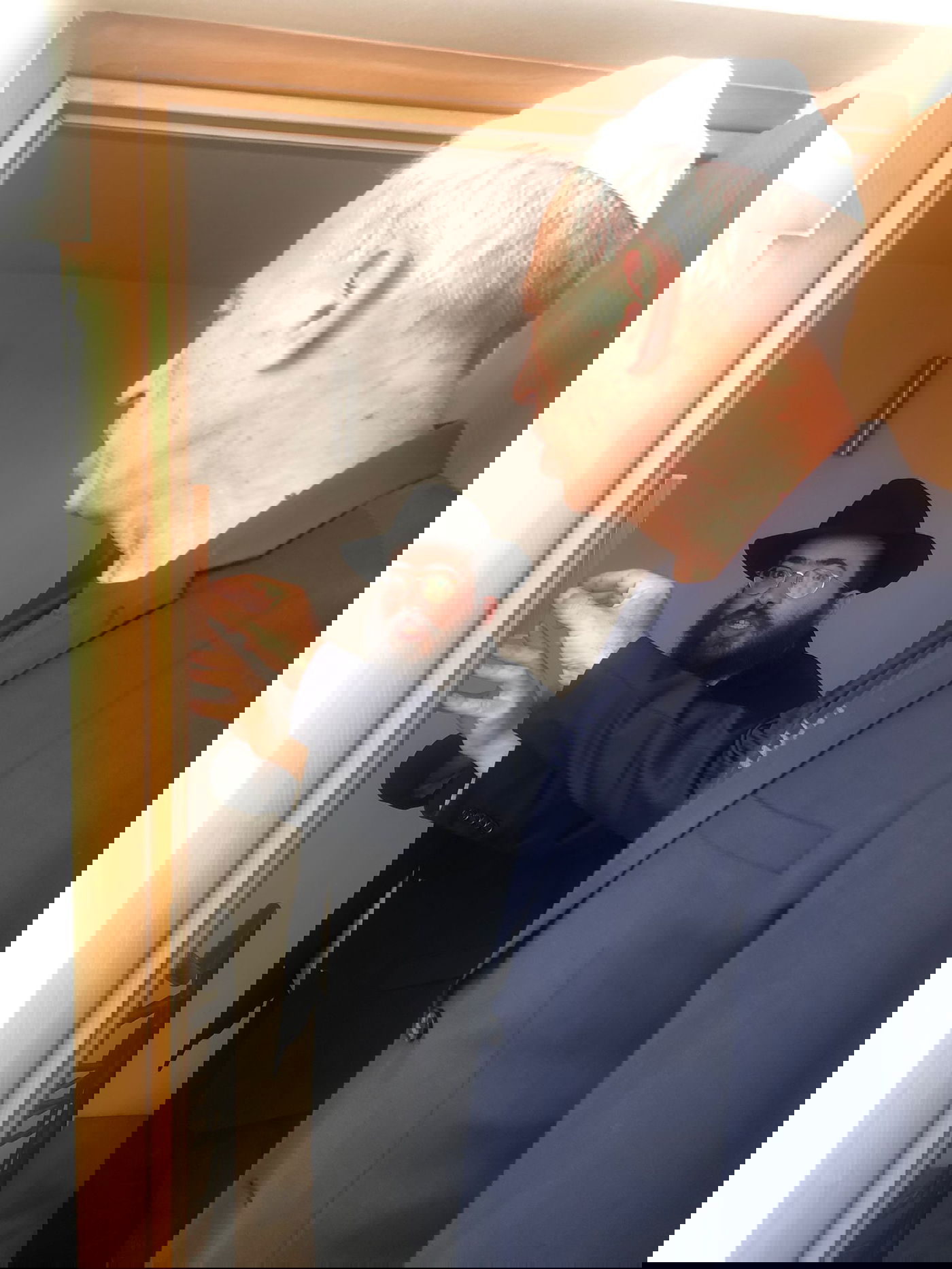 גנץ הניח תפילין; פרופ' אש קבע מזוזה בביתו