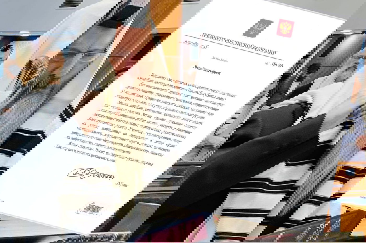 הרב לאזאר אתמול, לצד המכתב מפוטין