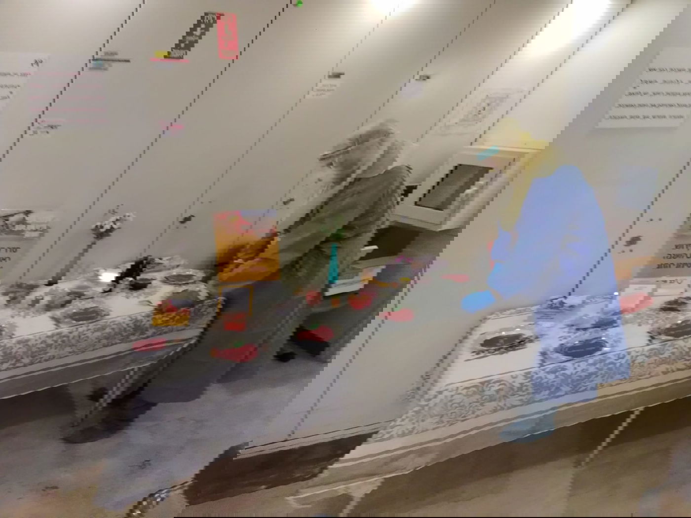 שולחן חג מוכן במחלקת קורונה