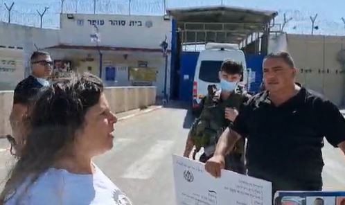 המשפחות השכולות הפגינו מול כלא עופר: "התנאים המפנקים של האסירים הביטחוניים"
