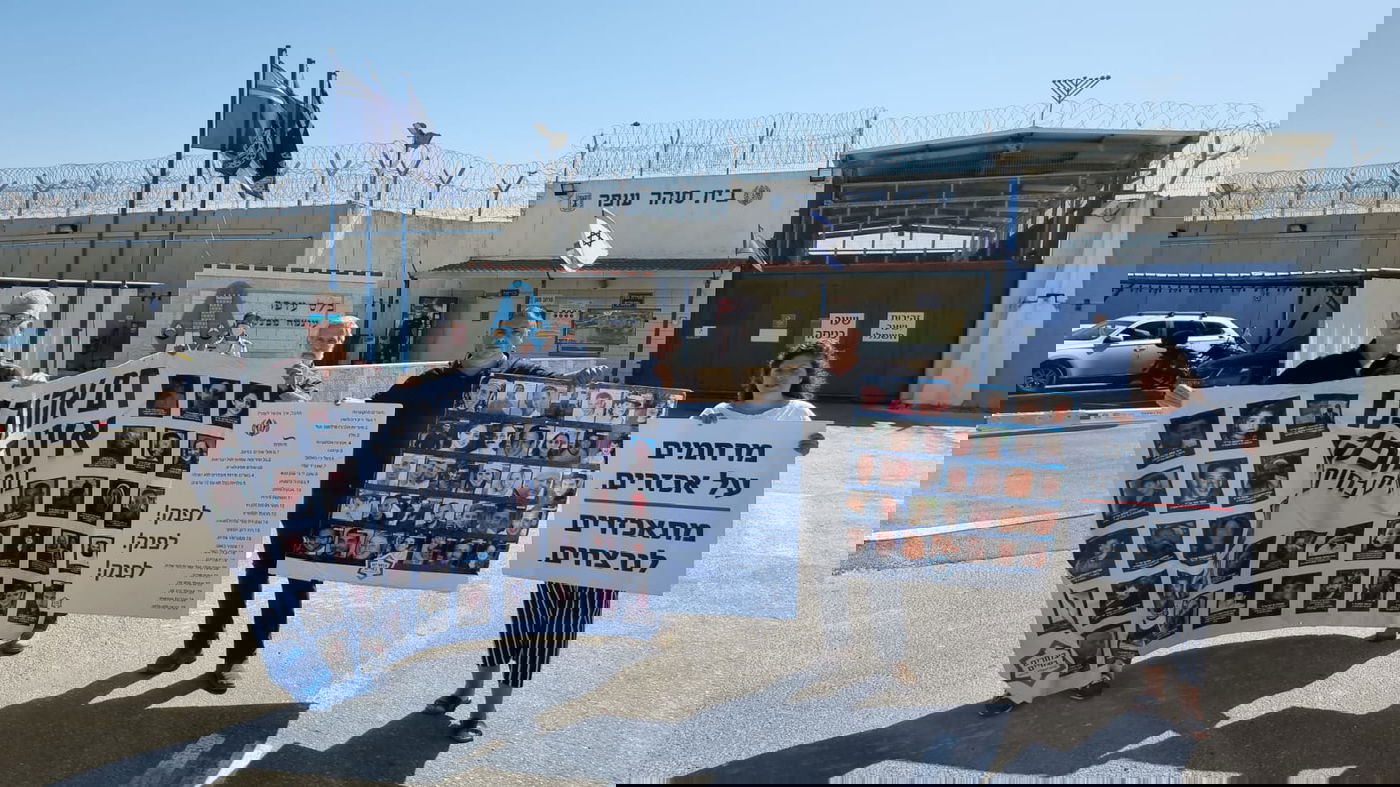 המשפחות השכולות הפגינו מול כלא עופר: "התנאים המפנקים של האסירים הביטחוניים"