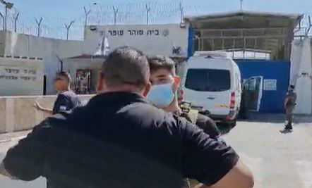 המשפחות השכולות הפגינו מול כלא עופר: "התנאים המפנקים של האסירים הביטחוניים"