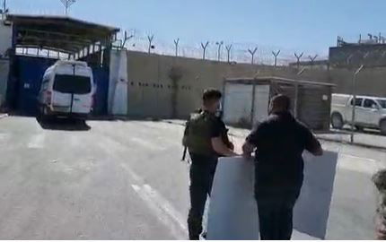 המשפחות השכולות הפגינו מול כלא עופר: "התנאים המפנקים של האסירים הביטחוניים"