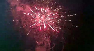 ביער, באומן: החסידים חגגו עם זיקוקים • צפו