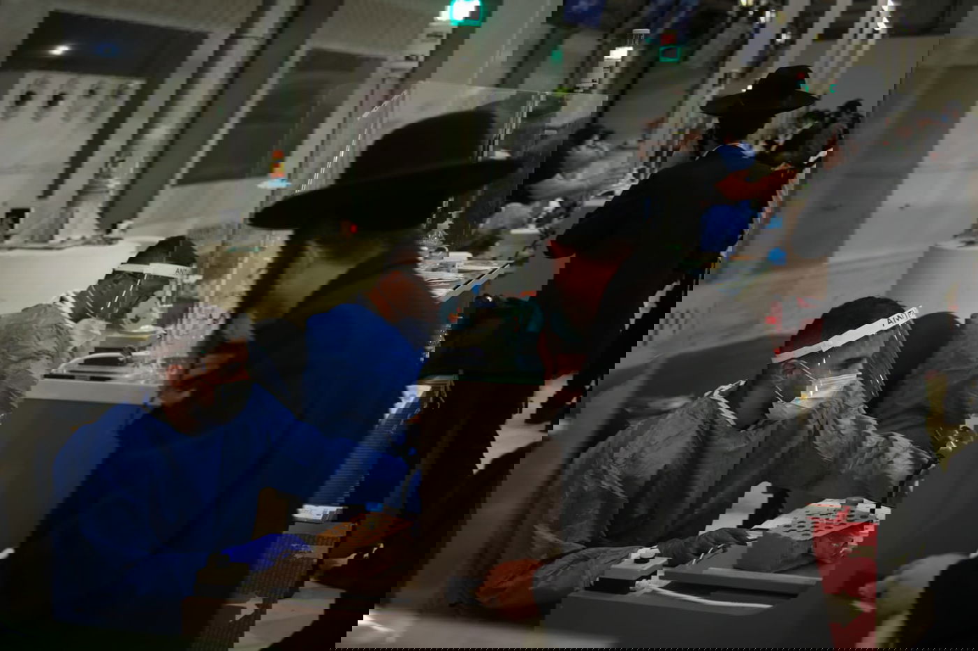 נבדקים בשדה התעופה, אילוסטרציה, למצולמים אין קשר לכתבה